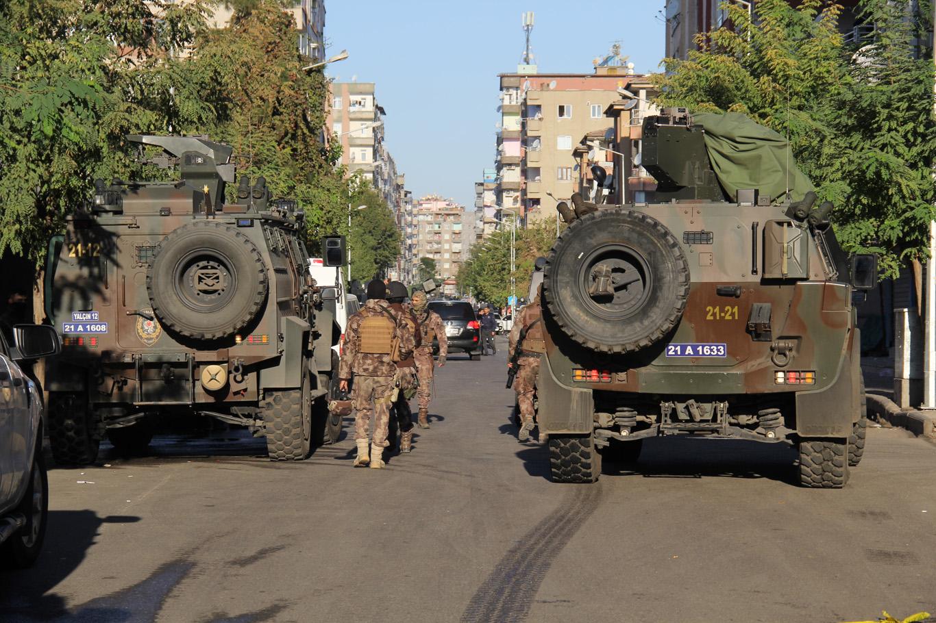 Diyarbakır'da çatışma: Bir polis hayatını kaybetti 9 polis yaralandı Diyarbakır'da çatışma: Bir polis hayatını kaybetti 9 polis yaralandı
